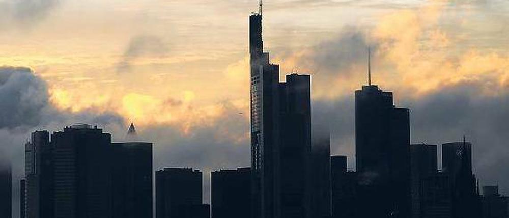 Ruhe vor dem Sturm. Die deutschen Banken wären von einer Pleite Griechenlands nicht direkt betroffen – wohl aber von deren Auswirkungen. Foto: dpa