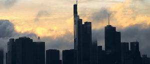 Ruhe vor dem Sturm. Die deutschen Banken wären von einer Pleite Griechenlands nicht direkt betroffen – wohl aber von deren Auswirkungen. Foto: dpa