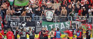 Nach der Begegnung feierte die Mannschaft mit den mitgereisten Fans den lange ersehnten ersten Bundesligasieg.