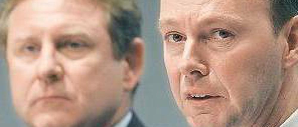 Bertelsmann-Spitze. Hartmut Ostrowski (l.) übergibt an Thomas Rabe. Foto: dpa