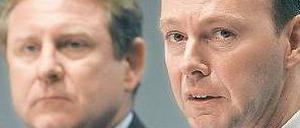 Bertelsmann-Spitze. Hartmut Ostrowski (l.) übergibt an Thomas Rabe. Foto: dpa