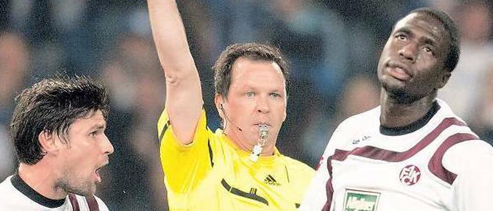 Der Mann im Mittelpunkt. Schiedsrichter Peter Sippel zeigt dem Lauterer Rodnei (rechts) die Rote Karte; zuvor hatte es schon Schalkes Torhüter Ralf Fährmann erwischt.