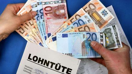 Bereits vor Wochen hatte der Arbeitnehmerflügel einen Antrag für den Parteitag Mitte November in Leipzig mit der Forderung nach Einführung eines Mindestlohns eingereicht. Der Wirtschaftsflügel warnte dagegen mehrfach vor einem allgemeinen Mindestlohn. 