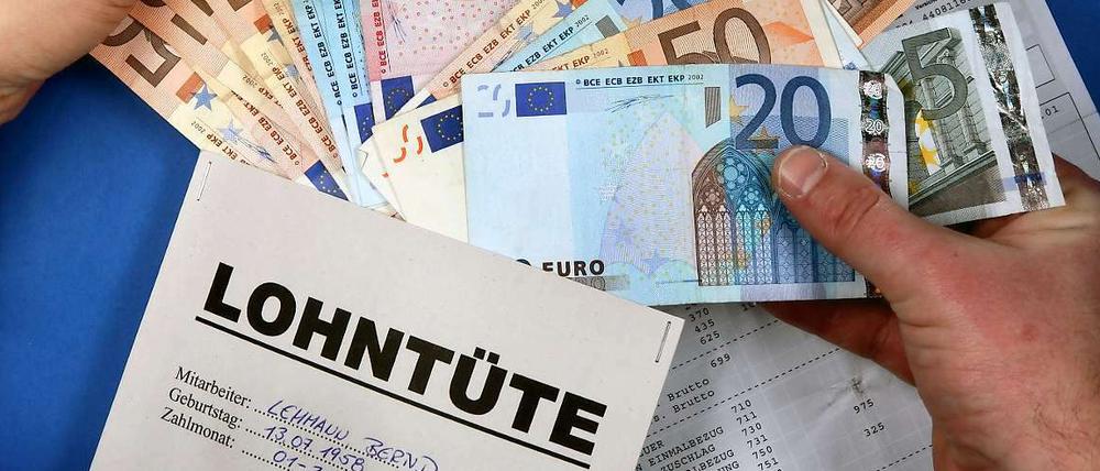 Bereits vor Wochen hatte der Arbeitnehmerflügel einen Antrag für den Parteitag Mitte November in Leipzig mit der Forderung nach Einführung eines Mindestlohns eingereicht. Der Wirtschaftsflügel warnte dagegen mehrfach vor einem allgemeinen Mindestlohn. 