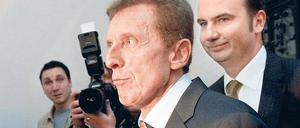 Ein Mann kämpft um seinen Ruf. Manfred Amerell, der frühere Schiedsrichterobmann des Deutschen Fußball-Bundes, hier bei einem Gerichtstermin, hat die Steuerermittlungen gegen diverse Unparteiische durch monatelange Arbeit ins Rollen gebracht. Foto: dpa