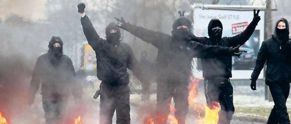 Autonom in Aktion. Die linke Szene – hier Aktivisten am Rande einer Dresdener Neonazi-Demo – ist auch intern individualistisch. Hilfe für Aussteiger sei unnötig, meinen Experten.