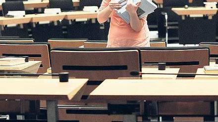 Alles klar für die erste Sitzung. Mitarbeiterinnen des Abgeordnetenhauses bereiten die Sitzung des Parlaments vor.
