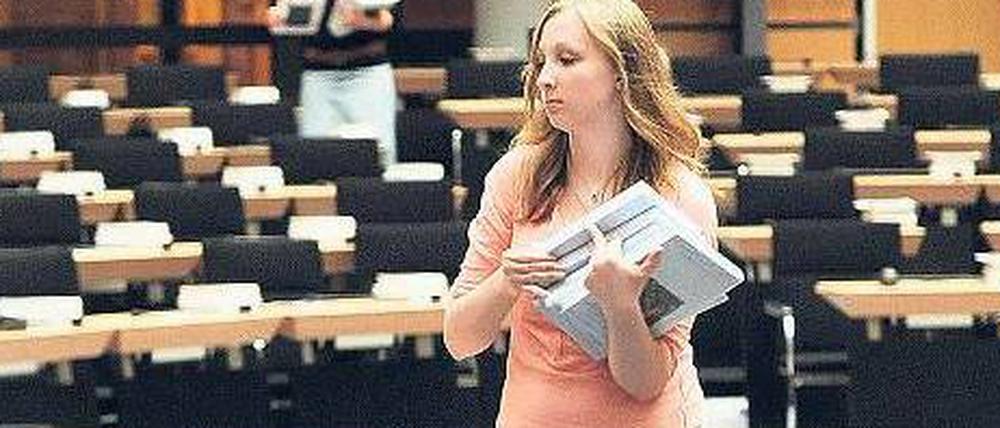 Alles klar für die erste Sitzung. Mitarbeiterinnen des Abgeordnetenhauses bereiten die Sitzung des Parlaments vor.