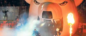 Feuer, Luft und Eis. Vor jedem Eisbärenspiel laufen die Spieler durch einen überdimensionalen Maskottchenkopf ein. Foto: snaps