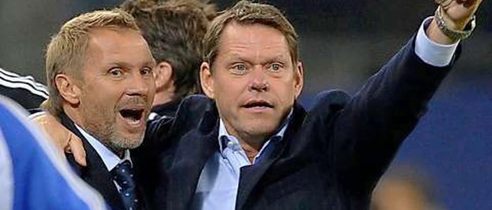 HSV-Sportchef Frank Arnesen (r.) jubelte gemeinsam mit seinem Wunschtrainer Thorsten Fink (l.) nach dem Ausgleichstreffer trotz Unterzahl.