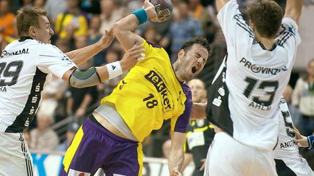 Obwohl der THW Kiel stark verteidigte gelangen Iker Romero (m.) 8 Tore. 