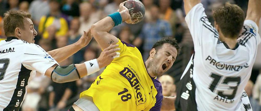 Obwohl der THW Kiel stark verteidigte gelangen Iker Romero (m.) 8 Tore. 