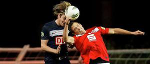 Pokalfight in Essen: Herthas Peter Niemeyer im Duell mit Essens Bendikt Koep.
