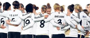 Schulterschluss. Die deutschen Nationalspielerinnen müssen sich nach der enttäuschenden WM Mut zu sprechen.