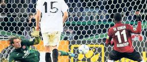 Hoch das Bein. Wetklo wehrt Ya Konans Elfmeter ab. Foto: Reuters