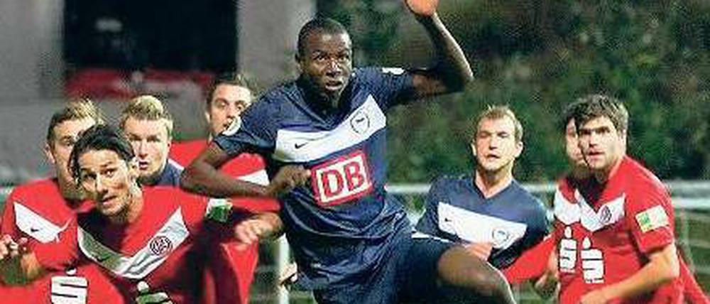 Fliegend gegen den Fluch. Der eingewechselte Adrian Ramos brachte Hertha mit seinem Kopfballtor zum 1:0 auf den rechten Weg ins Achtelfinale. Foto: Reuters