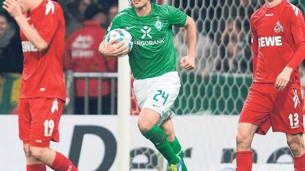 Erfolgreicher Ballträger. Claudio Pizarro erzielte alle Bremer Treffer. Foto: dapd