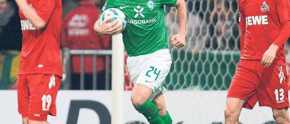 Erfolgreicher Ballträger. Claudio Pizarro erzielte alle Bremer Treffer. Foto: dapd