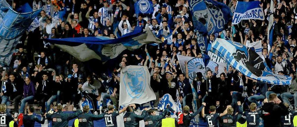 Im Freudentaumel: Der Sieg bei Rot-Weiss Essen lässt Fans und Mannschaft wieder hoffen.