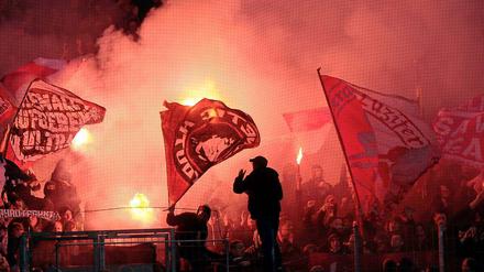 Sieht stimmungsvoll aus, ist aber gefährlich: Fans beim DFB-Pokalspiel Eintracht Frankfurt gegen den 1. FC Kaiserslautern.