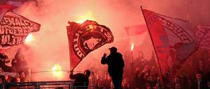 Sieht stimmungsvoll aus, ist aber gefährlich: Fans beim DFB-Pokalspiel Eintracht Frankfurt gegen den 1. FC Kaiserslautern.