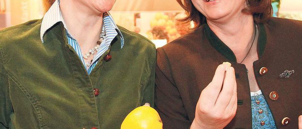 Eine Birne ist eine Birne. Bundespräsidentengattin Bettina Wulff (links) und Verbraucherministerin Ilse Aigner untersuchen Obst auf der Grünen Woche. Foto: pa/dpa