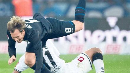 Vorwärts gestürzt. Andreas Ottl demonstriert Herthas Probleme in der Offensive. Foto: AFP