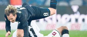 Vorwärts gestürzt. Andreas Ottl demonstriert Herthas Probleme in der Offensive. Foto: AFP