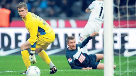 Trauriger Rückblick. Herthas Torhüter Thomas Kraft und Abwehrspieler Maik Franz sehen den von Marco Reus (r.) geschossenen Ball zum 1:1 ins Tor rollen. Foto: dpa