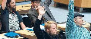 Hände hoch. Für die Piraten hat der Parlamentsalltag begonnen. Foto: Reuters