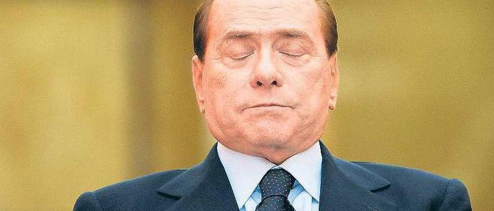 Berluskaiser, wie seine Gegner Italiens Premier Silvio Berlusconi spöttisch nennen, strahlt immer seltener: Seine Mitte-Rechts-Koalition bröselt längst, und die EU will ihn schärfer denn je beobachten.