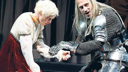 Mädchen, ich will dich! Joachim Meyerhoff als Friedrich Graf Wetter vom Strahl und Anne Müller als Käthchen. Foto: Bresadola/Drama