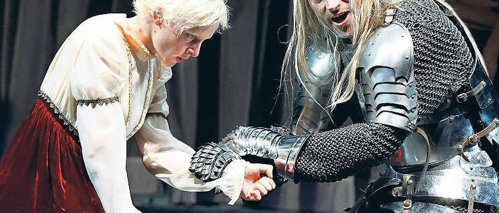 Mädchen, ich will dich! Joachim Meyerhoff als Friedrich Graf Wetter vom Strahl und Anne Müller als Käthchen. Foto: Bresadola/Drama