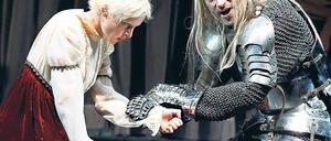 Mädchen, ich will dich! Joachim Meyerhoff als Friedrich Graf Wetter vom Strahl und Anne Müller als Käthchen. Foto: Bresadola/Drama
