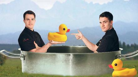 Lassen Sie die Ente zu Wasser! Sehr frei nach Loriot interpretiert unsere Fotomontage Stefan Marons Kochseminar-Thema. Der junge Küchenchef des Restaurants Remake in Mitte hat sich vorgenommen, den Workshop-Teilnehmern das Herbst-Geflügel in überraschenden Varianten zu präsentieren – Plastik ist nicht dabei. Foto / Montage: Kai-Uwe Heinrich