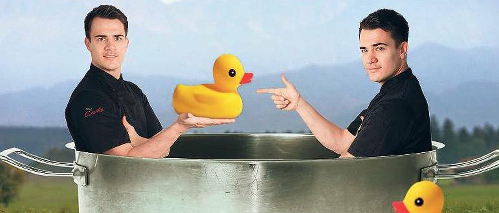 Lassen Sie die Ente zu Wasser! Sehr frei nach Loriot interpretiert unsere Fotomontage Stefan Marons Kochseminar-Thema. Der junge Küchenchef des Restaurants Remake in Mitte hat sich vorgenommen, den Workshop-Teilnehmern das Herbst-Geflügel in überraschenden Varianten zu präsentieren – Plastik ist nicht dabei. Foto / Montage: Kai-Uwe Heinrich