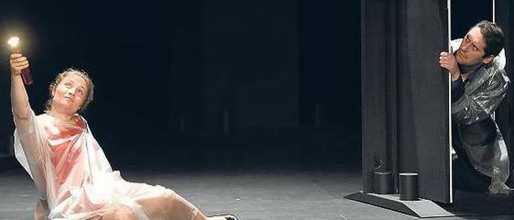 Ich bin total durcheinander. Susanna (Susanne Ellen Kirchesch) und der Figaro (Giulio Mastrototaro).