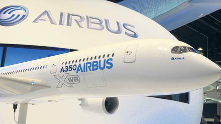 Bisher nur ein Modell. Der A350 soll jetzt erst im ersten Halbjahr 2014 statt Ende 2013 ausgeliefert werden. Foto: AFP