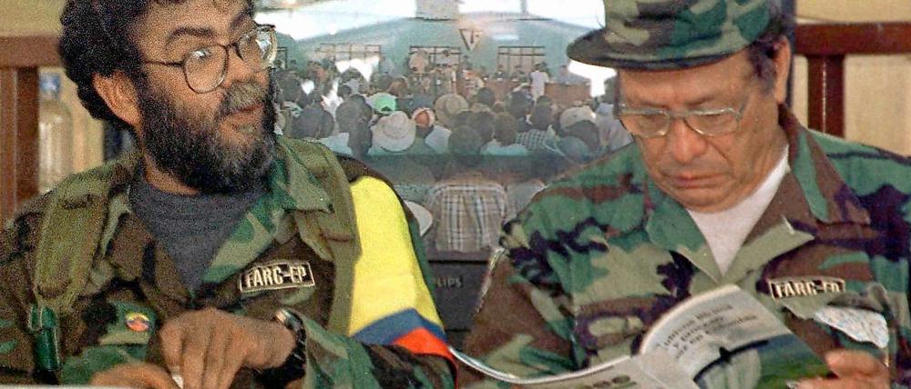 Alfonso Cano (links) hier zusammen mit einem weiteren Führer der FRAC, Manuel Marulanda auf einem Bild aus dem Jahr 2000.