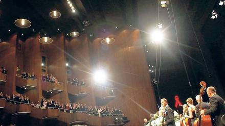Benefiz nach Noten. Wie in den vergangenen Jahren stand auch diesmal Max Raabe als Moderator der Aidsgala am Mikro in der Deutschen Oper. Foto: dapd