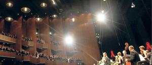 Benefiz nach Noten. Wie in den vergangenen Jahren stand auch diesmal Max Raabe als Moderator der Aidsgala am Mikro in der Deutschen Oper. Foto: dapd