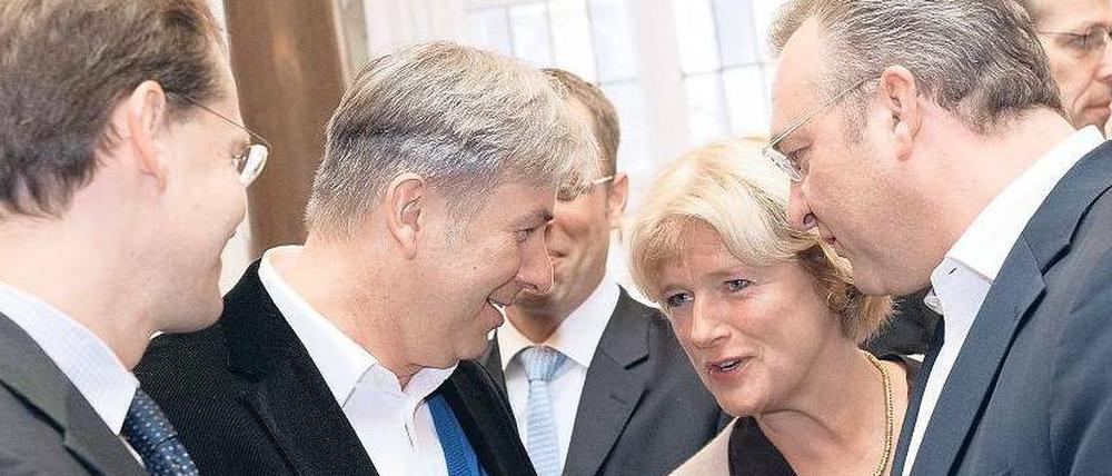 Rot-Schwarze Freude. Kurz mal die Köpfe zusammenstecken: die Chefunterhändler Klaus Wowereit und Michael Müller für die SPD, Frank Henkel und Monika Grütters für die CDU.