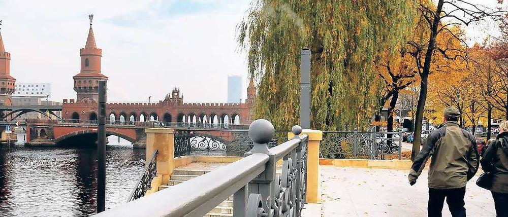 Näher ans Wasser. Noch führt vor der Oberbaumbrücke nur der Bürgersteig am Fluss entlang. Die neue Uferpromenade soll hier am Wasser auf einem Steg verlaufen.