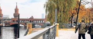 Näher ans Wasser. Noch führt vor der Oberbaumbrücke nur der Bürgersteig am Fluss entlang. Die neue Uferpromenade soll hier am Wasser auf einem Steg verlaufen. 