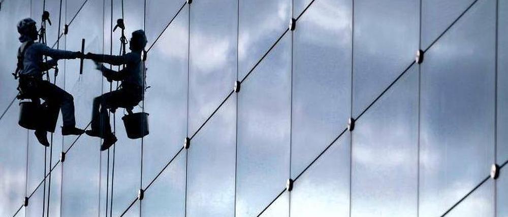 Streitpunkt: Eine untere Lohngrenze gibt es unter anderem für Gebäudereiniger. Beim Treffen der CDU wird es ab Montag auch darum gehen, ob dies auf alle Branchen ausgeweitet werden soll. Foto: Sascha Schuermann/dapd