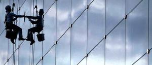 Streitpunkt: Eine untere Lohngrenze gibt es unter anderem für Gebäudereiniger. Beim Treffen der CDU wird es ab Montag auch darum gehen, ob dies auf alle Branchen ausgeweitet werden soll. Foto: Sascha Schuermann/dapd
