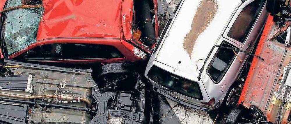 Nur noch Schrott. Autos in der Innenstadt von Genua nach dem Unwetter. Foto: Reuters