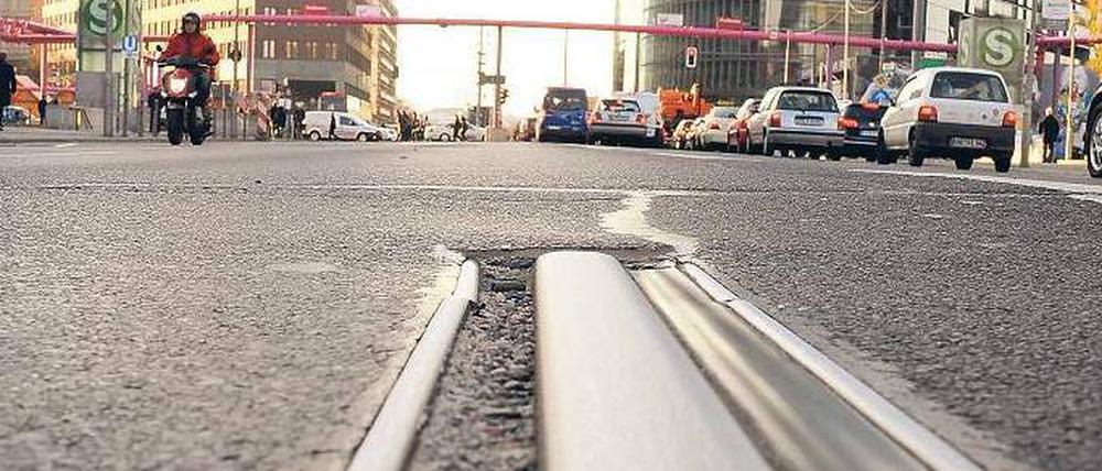Auf der Leipziger Straße liegen seit dem Jahr 2000 einige Meter Gleis für eine künftige Straßenbahn. SPD und CDU wollen sie nun ins Rollen bringen.