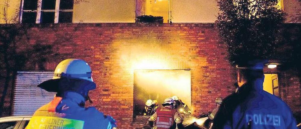 Einsatz nach Plan. Bei diesem Brand in Neukölln wurden am Donnerstag sieben Menschen verletzt. Wer vor Aufregung statt der Feuerwehr die Polizei anruft oder umgekehrt, wird sofort zur richtigen Leitstelle weiterverbunden – normalerweise. 