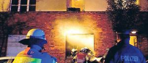 Einsatz nach Plan. Bei diesem Brand in Neukölln wurden am Donnerstag sieben Menschen verletzt. Wer vor Aufregung statt der Feuerwehr die Polizei anruft oder umgekehrt, wird sofort zur richtigen Leitstelle weiterverbunden – normalerweise. 